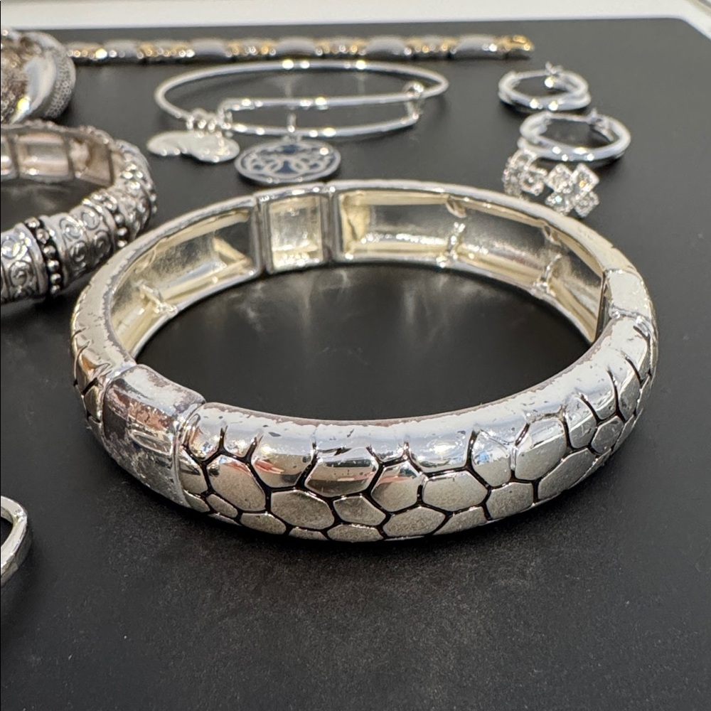 Lot of Silver Tone Jewelry - Picture 4 of 8